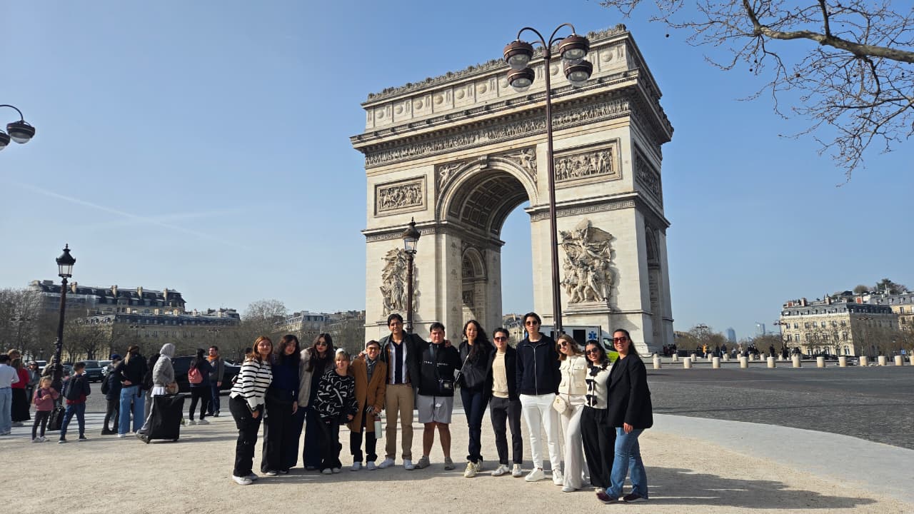 los alumnos tambien visitaron sitios iconicos de la capital francesa
