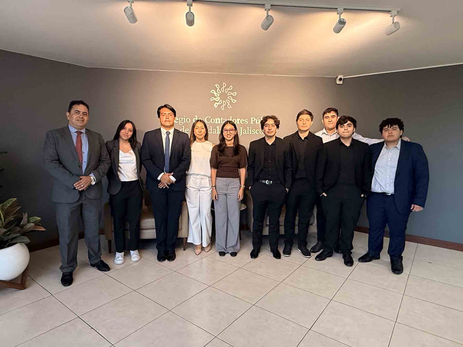 alumnos de primer y tercero estuvieron en el colegio de contadores publicos