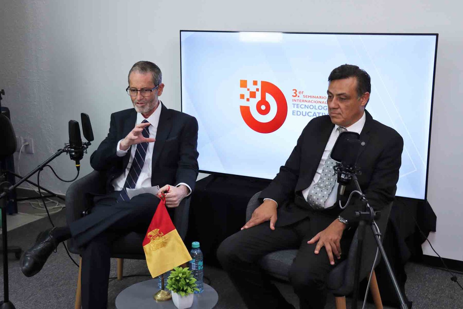 este seminario es un espacio de actualizacion para docentes de la uag