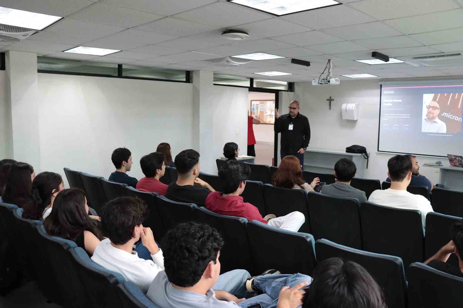 en el evento se realizan conferencias y talleres con expertos